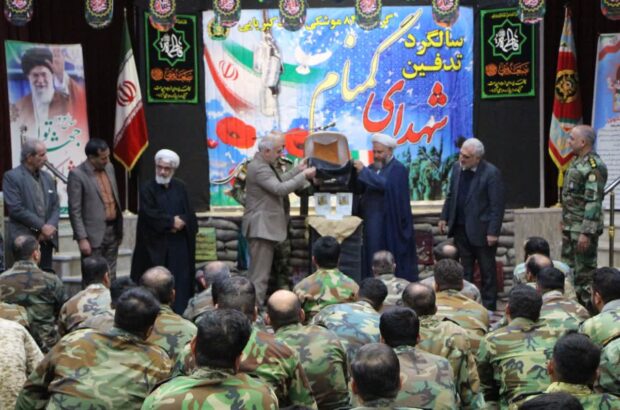 با حضور امام جمعه شهرستان آران و بیدگل از کتاب «عطر گل سرخ» در گروه ۸۴۰ موشکی نزاجا رونمایی شد