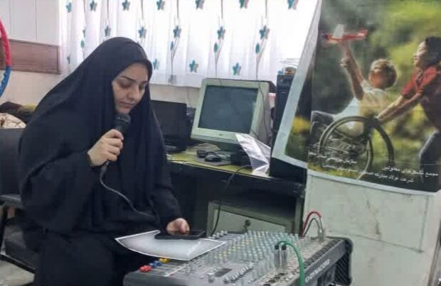 معلمی که فضای مدرسه را با برنامه‌های رادیویی رنگین کرد