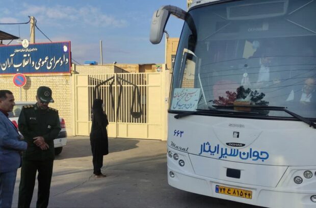 کاروان راهیان نور فرهنگیان آران و بیدگل به مناطق جنگی جنوب کشور اعزام شد
