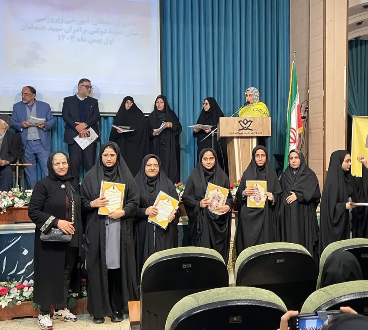 نخبگان علمی، فرهنگی و پرورشی دبیرستان شهیدان جندقیان آران و بیدگل تجلیل شد نخبگان علمی، فرهنگی و پرورشی دبیرستان شهیدان جندقیان آران و بیدگل تجلیل شد