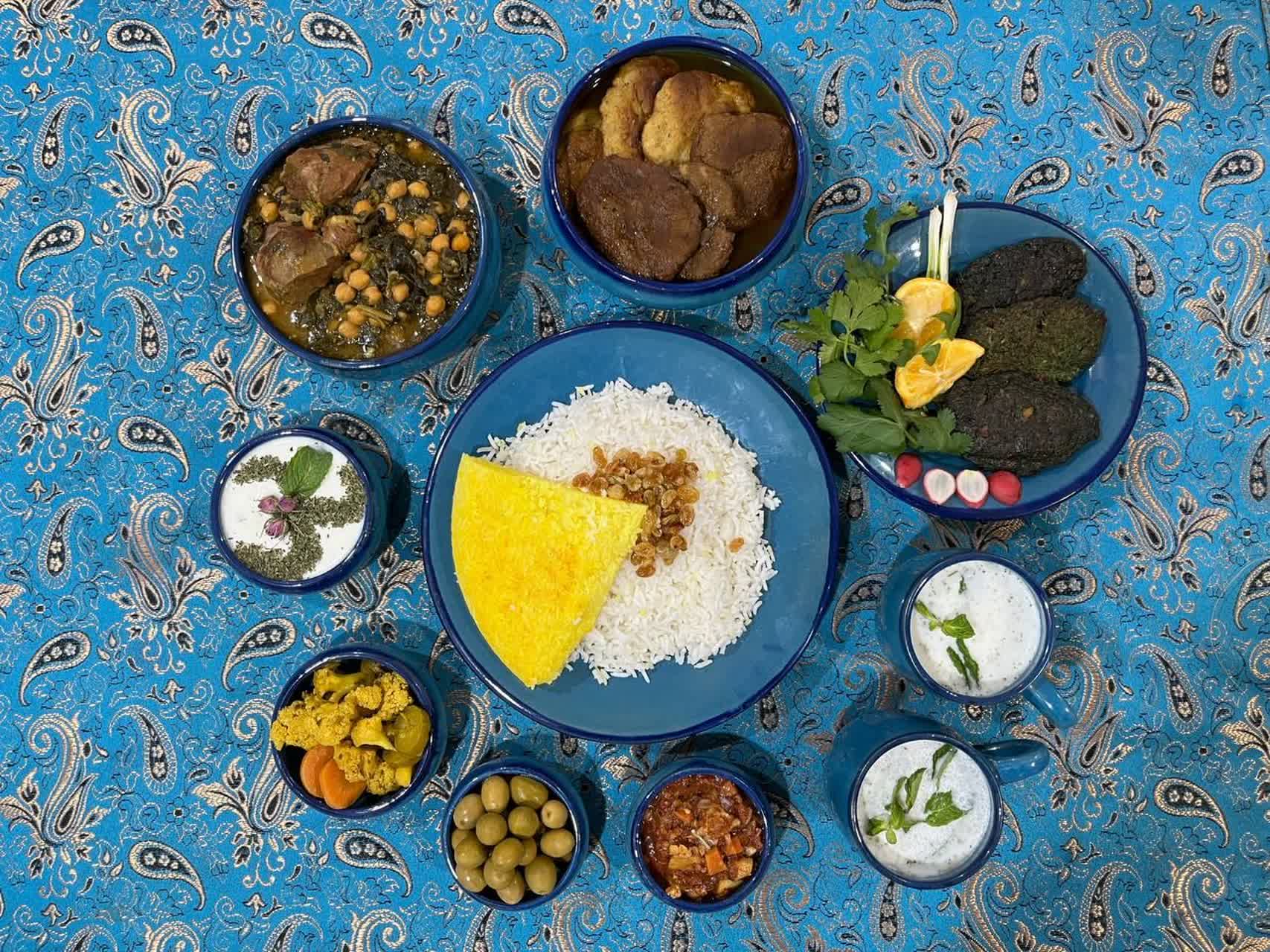 رسم پلوخوری شب اول اسفند در آران و بیدگل
