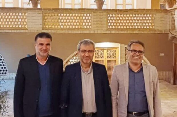 استقرار میز معرفی شهر آران و بیدگل در باغ فین کاشان