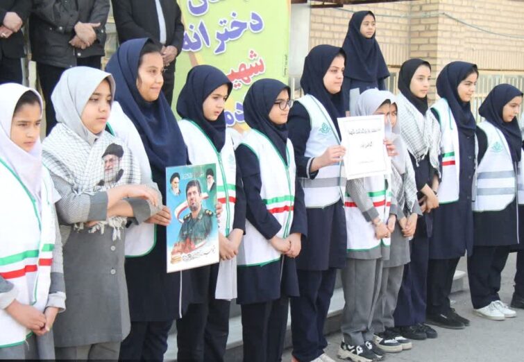 روز بزرگداشت شهدا در مدرسه شهید خادمپور آران و بیدگل