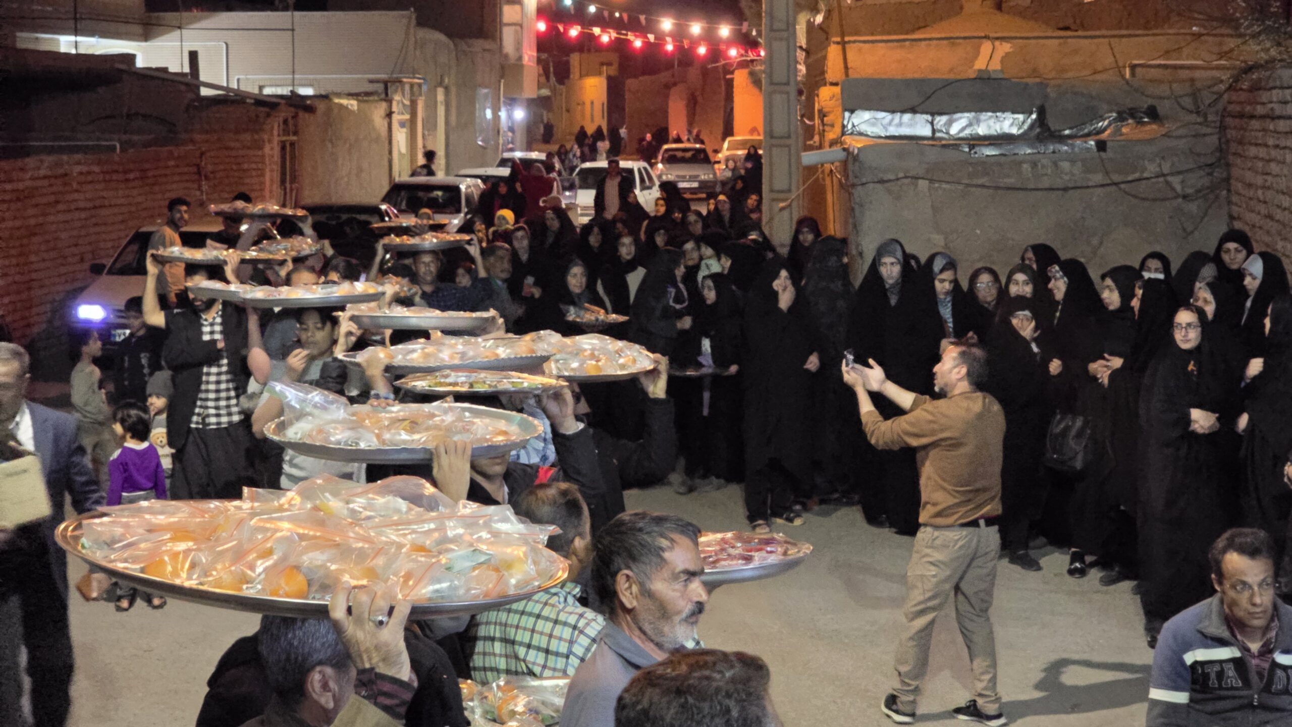 کاروان شادی و مراسم مجمع گردانی با سفره «مشکل‌گشا»