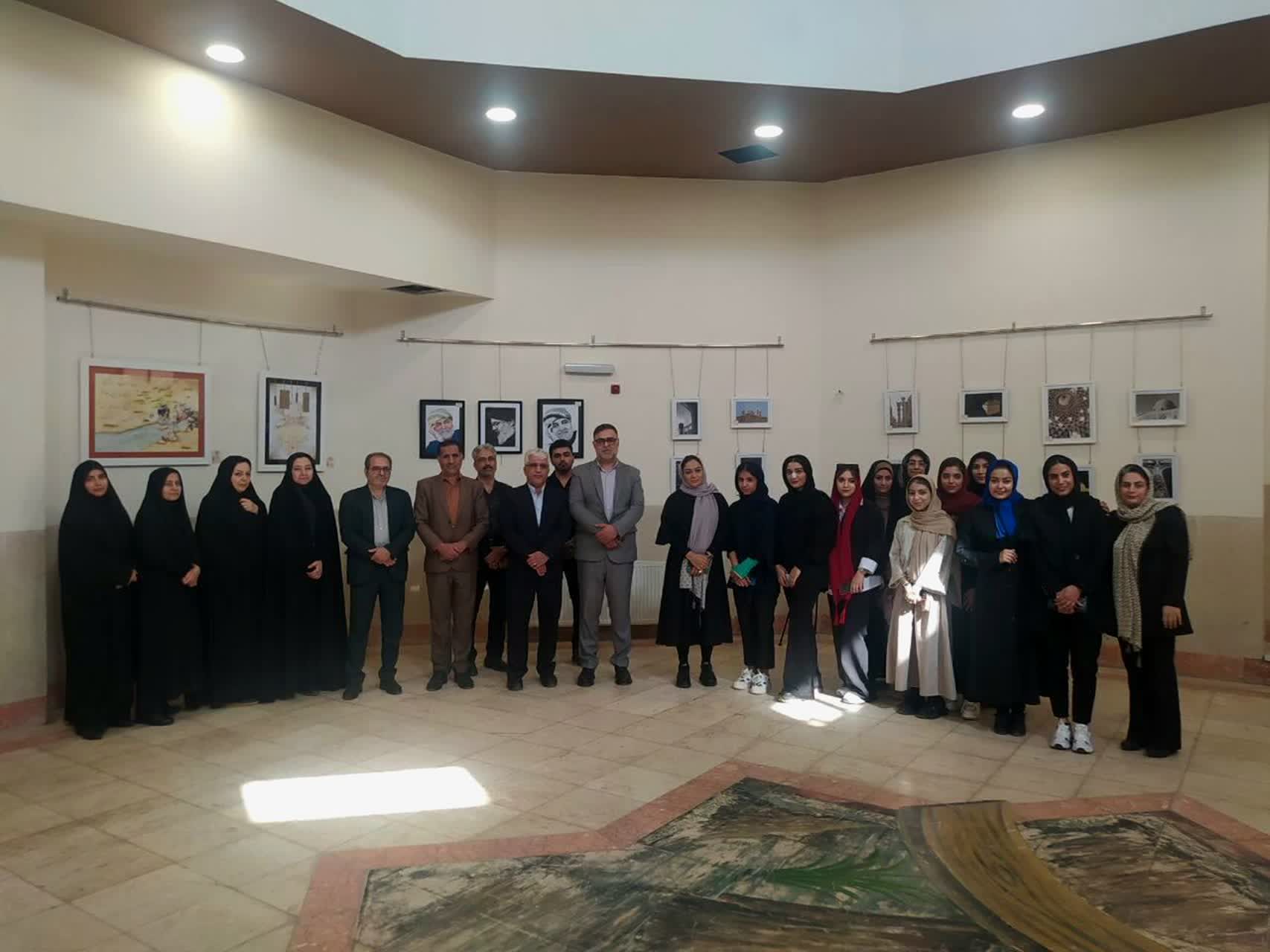 نمایشگاه «ایران» با بیش از ۵۰ اثر هنری در نگارخانه عرفان آران و بیدگل افتتاح شد