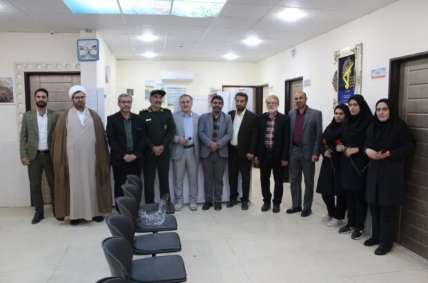 مسئولان آران و بیدگل با حضور در درمانگاه قمر بنیهاشم(ع) روز پرستار را گرامی داشتند مسئولان آران و بیدگل با حضور در درمانگاه قمر بنیهاشم(ع) روز پرستار را گرامی داشتند