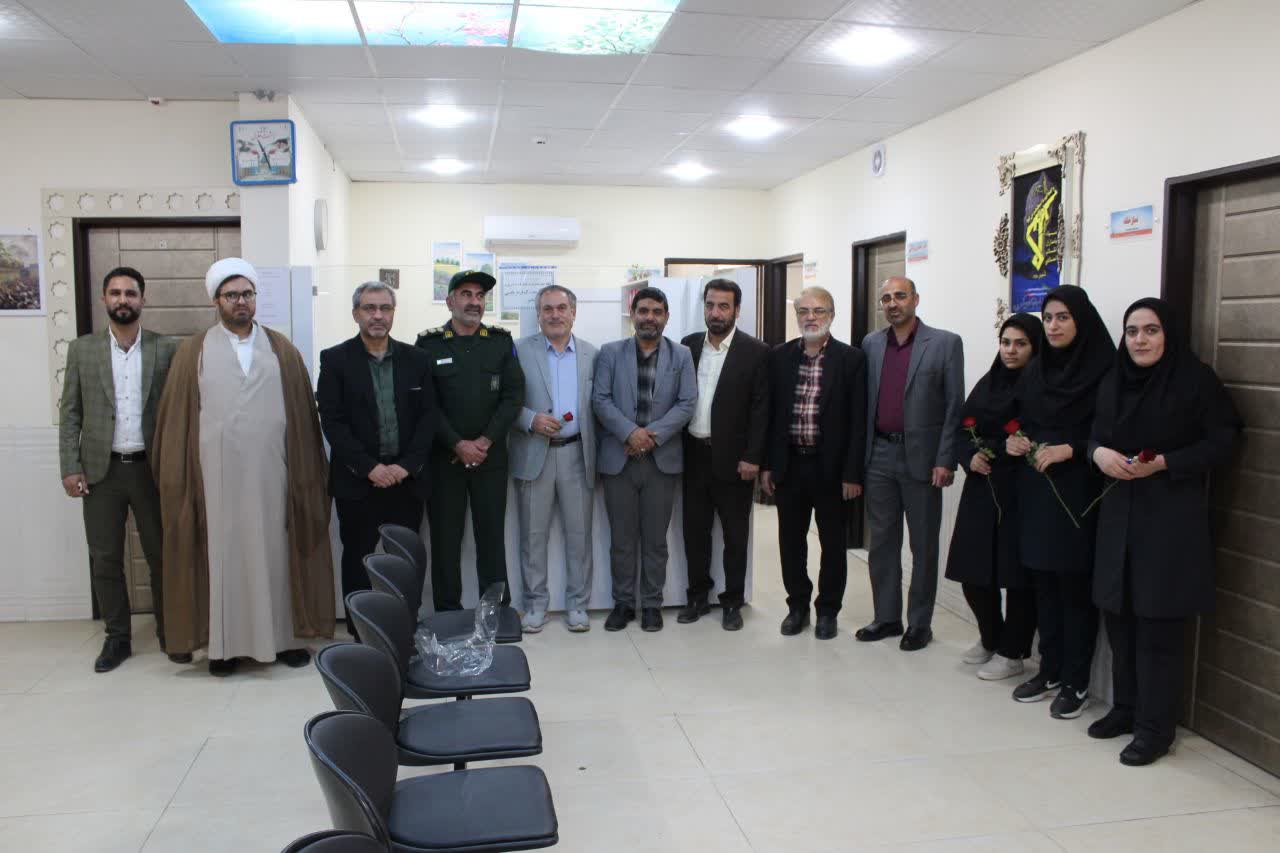 مسئولان آران و بیدگل با حضور در درمانگاه قمر بنی‌هاشم(ع) روز پرستار را گرامی داشتند