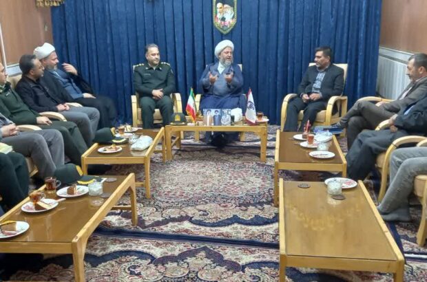 تیتر  دیدار فرمانده انتظامی جنوب سیستان و بلوچستان با امام جمعه آران و بیدگل