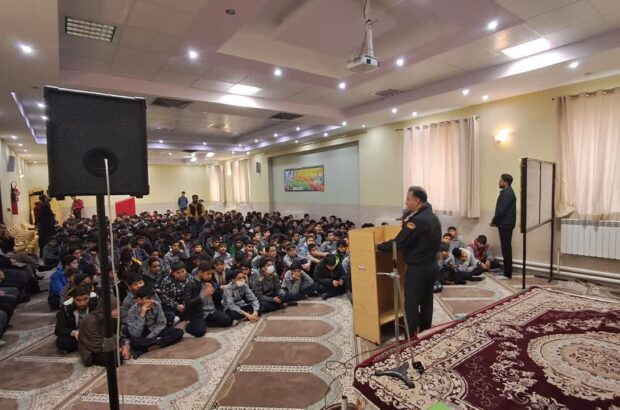 پلیس آران و بیدگل در دبیرستان شبان: آموزش‌های تخصصی امنیت فیزیکی و مقابله با تهدیدات فضای مجازی به دانش‌آموزان ارائه شد