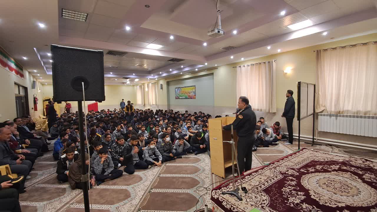 پلیس آران و بیدگل در دبیرستان شبان: آموزش‌های تخصصی امنیت فیزیکی و مقابله با تهدیدات فضای مجازی به دانش‌آموزان ارائه شد