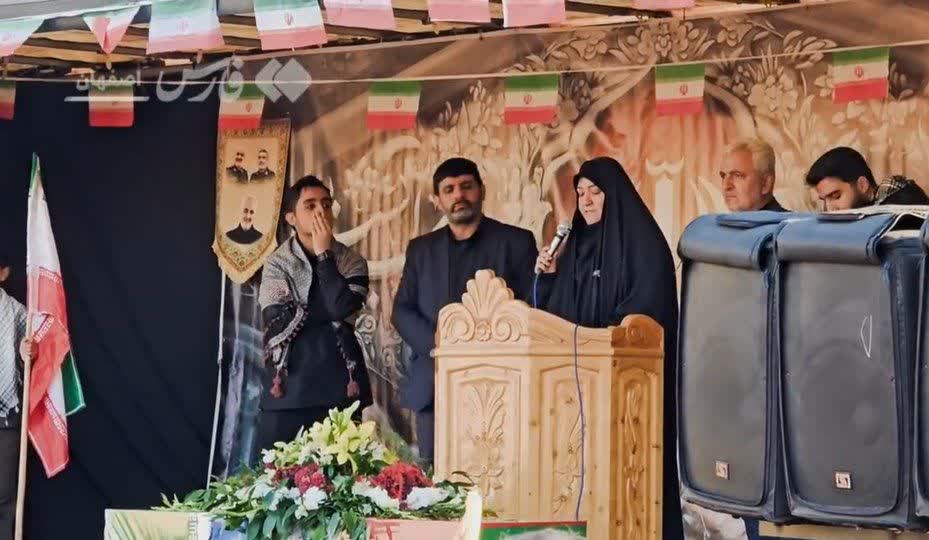 رجزخوانی خواهر شهید حاج محسن حاجی‌زاده در مراسم تشییع پیکر شهید در آران و بیدگل