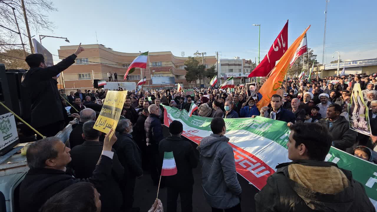 راهپیمایی خودجوش و پرشور مردم آران و بیدگل در محکومیت جنایات اغتشاشگران و تروریست‌ها
