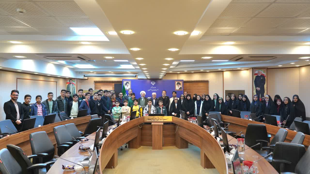 اعضای مجلس دانش‌آموزی آران و بیدگل با فرماندار، امام‌جمعه و مدیر آموزش و پرورش دیدار کردند