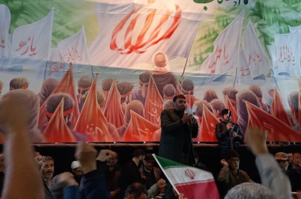 حضور گسترده مردم آران و بیدگل در راهپیمایی شبانه ۳۱ فروردین