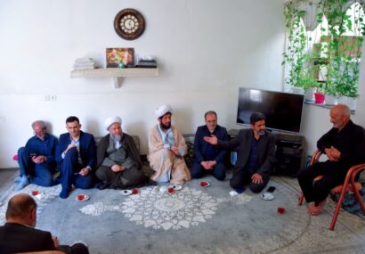 امام جمعه آران و بیدگل در منزل شهید حسن رمضانی حضور یافت
