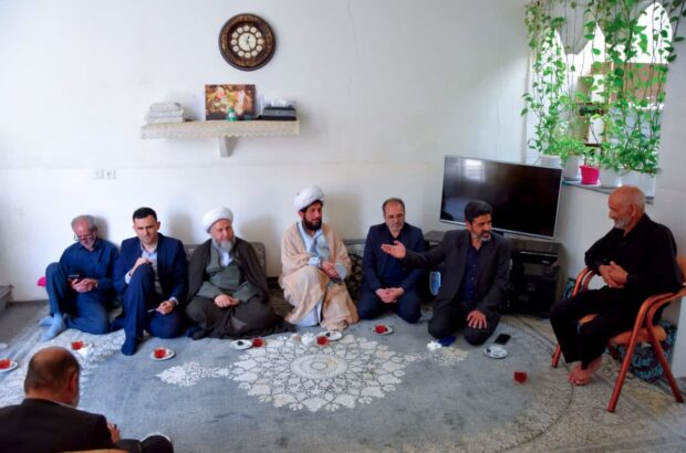 امام جمعه آران و بیدگل در منزل شهید حسن رمضانی حضور یافت
