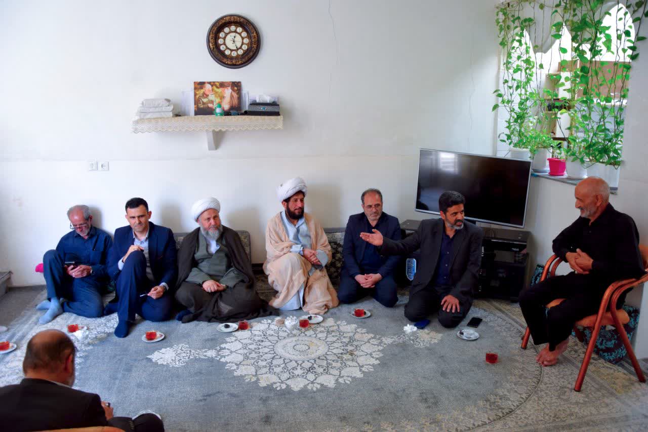 امام جمعه آران و بیدگل در منزل شهید حسن رمضانی حضور یافت