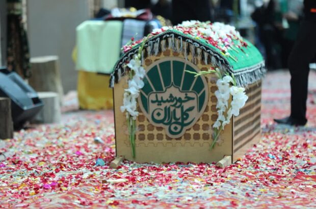 پانزدهمین آیین سنتی گلباران خورشید در جوار بارگاه بی بی زینب(س) یزدل آران و بیدگل برگزار شد پانزدهمین آیین سنتی گلباران خورشید در جوار بارگاه بی بی زینب(س) یزدل آران و بیدگل برگزار شد