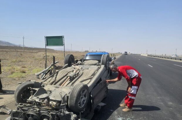 واژگونی سواری پژو پارس در آزادراه کاشان‌قم