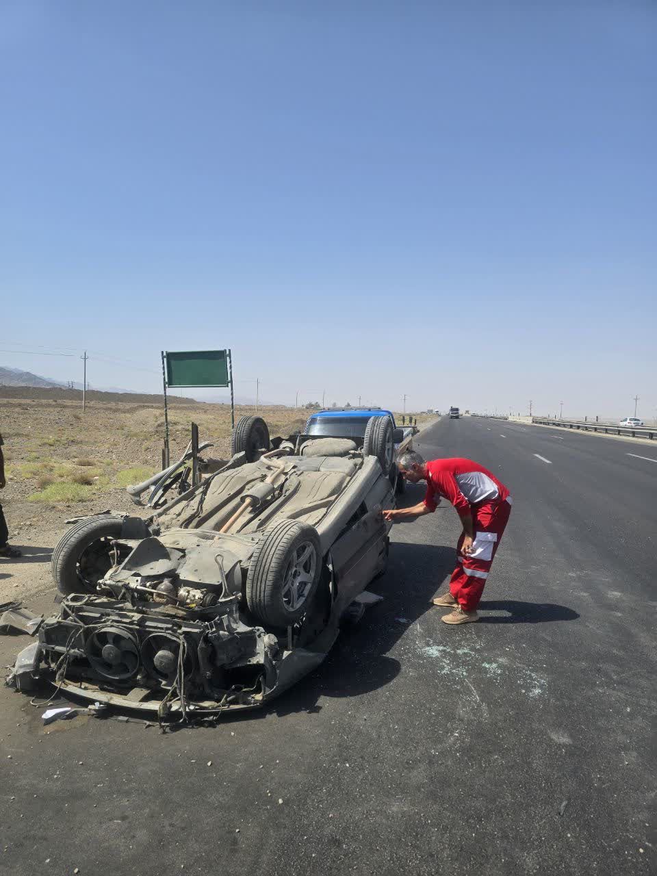 واژگونی سواری پژو پارس در آزادراه کاشان‌قم
