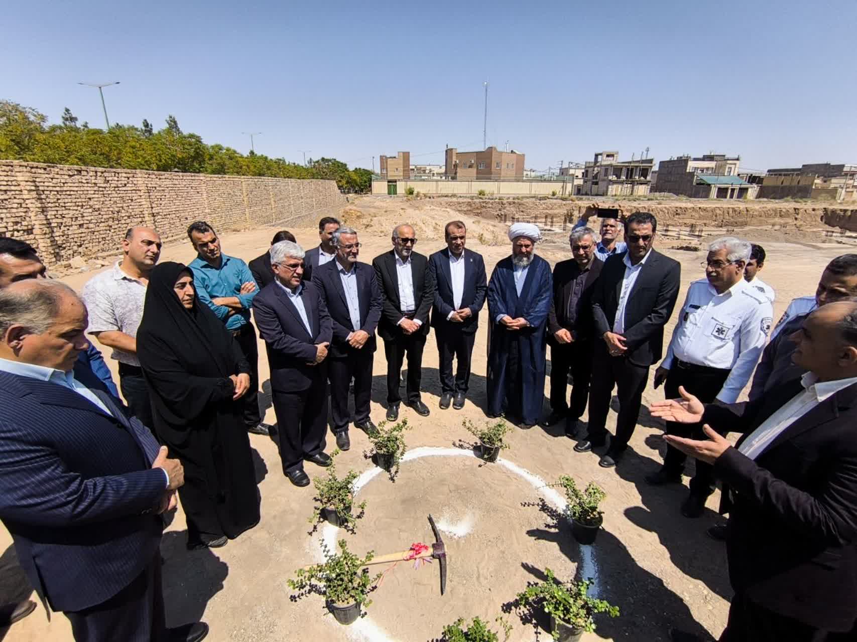 کلنگ احداث پایگاه یک شهری اورژانس آران‌وبیدگل به زمین زده شد